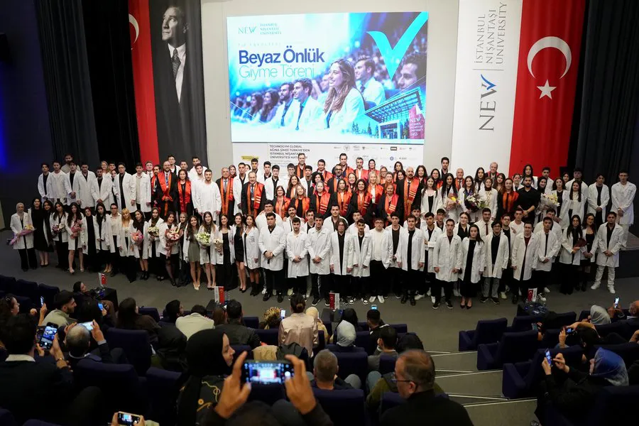 Üniversitemiz Tıp Fakültesi Öğrencileri Beyaz Önlüklerini Giydi